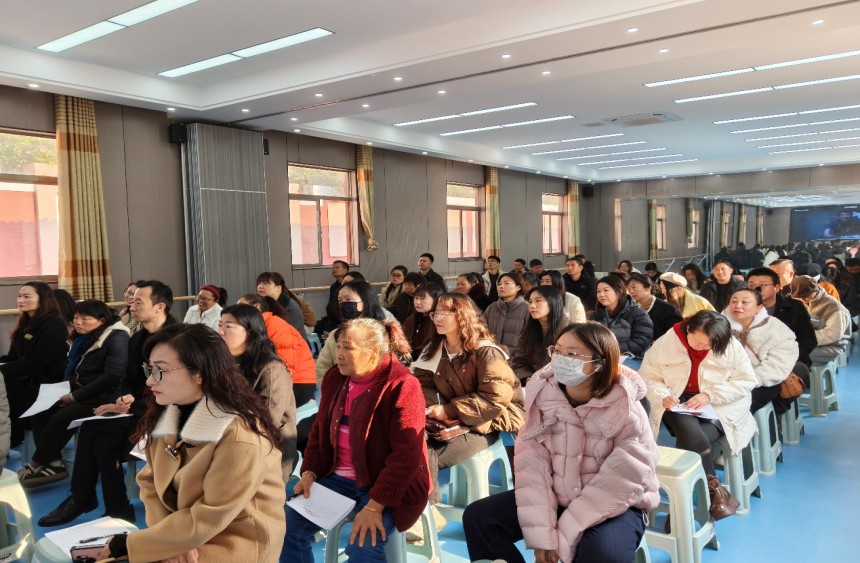 家校共育丨爱与成长 双向奔赴——东台创新高级中学开展 “同心圆”家长学校活动